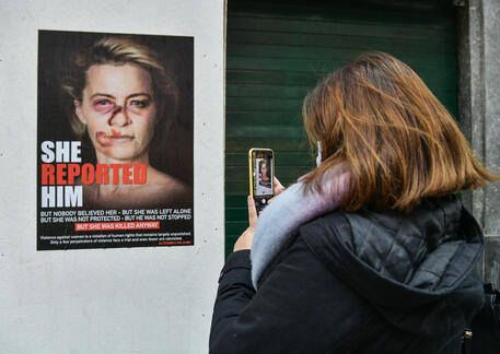 Manifesti a Milano contro la violenza sulle donne © ANSA