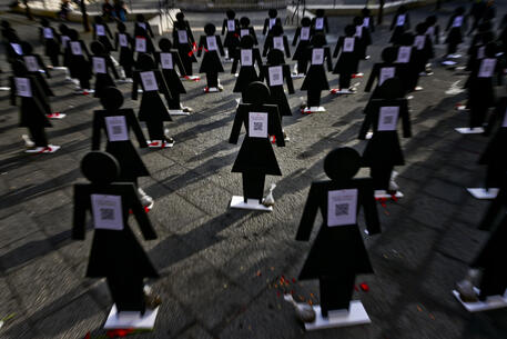 Per il 25 novembre, a Napoli una piazza di sagome nere © ANSA