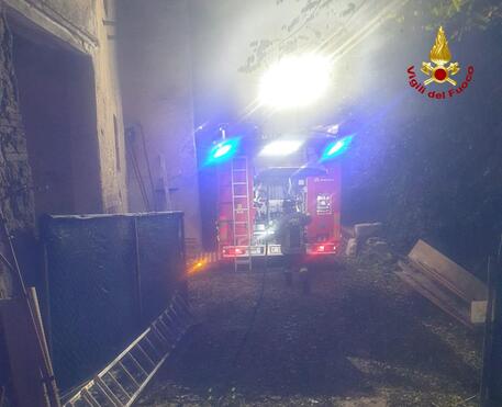 Incendio in casolare Sassoferrato, intervento Vvf per tutta la notte © ANSA