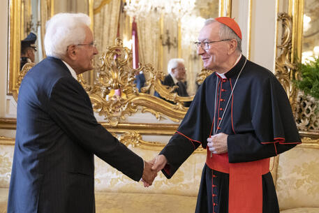 Nella foto di archivio il presidente della Repubblica Mattarella e il cardinale Parolin © ANSA