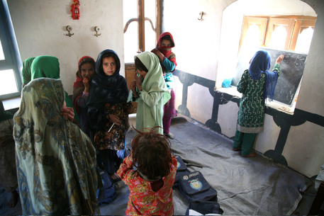 Bambine afghane in una scuola di Now Zad in Afghanistan (archivio) © ANSA