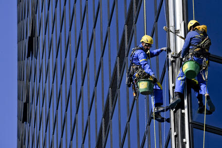 Lavoro: Uomini ragno di Edilizia acrobatica © ANSA