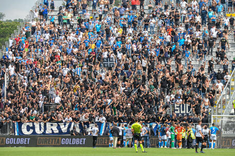 Calcio: Spezia-Napoli sospesa per invasione campo © ANSA