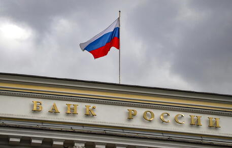 La bandiera russa sull'edifico della Banca di Russia © EPA