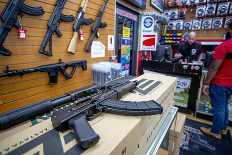 Persone acquistano armi al Miami Guns StorePersone acquistano armi al Miami Guns Store © EPA