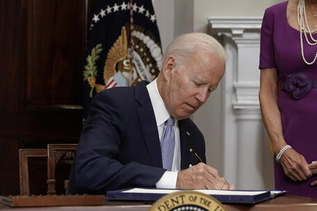 Biden firma la legge per una stretta sulle armi © EPA