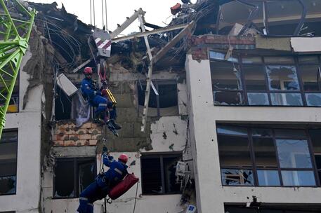 Edificio residenziale colpito a Kiev © AFP