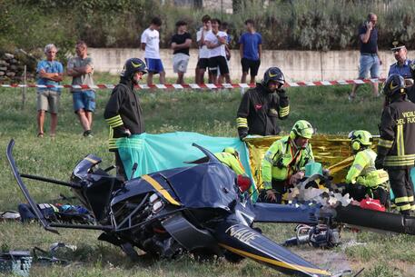++ Elicottero cade in Valtellina, morto pilota, ferito 17enne ++ © ANSA