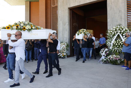 I funerali di Alessia e Giulia Pisano © ANSA