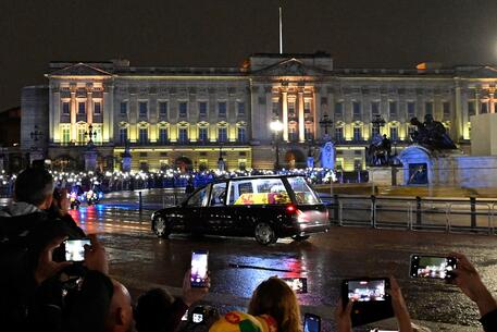 Il feretro della regina verso Buckingham Palace © AFP