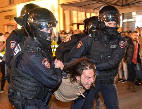 Ong,219 fermati in proteste contro mobilitazione in Russia © AFP