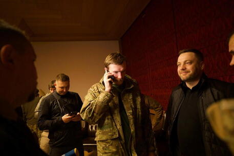Ukrtornano a casa 215 ucraini © EPA