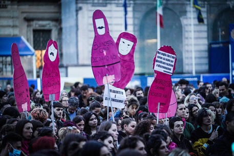 Torino: manifestazione per l'aborto libero organizzata da 'Non una di meno' © ANSA