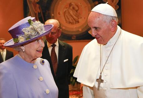 Elisabetta II, la regina che conobbe cinque Papi © EPA