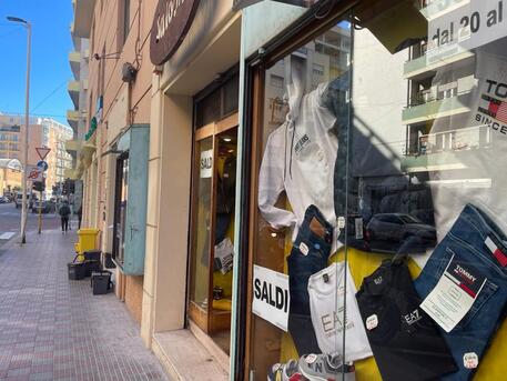 Al via saldi in Sardegna, vetrine a Cagliari © ANSA