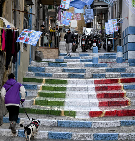 Vicoli e scale tinte d'azzurro, Napoli si trucca per lo scudetto © ANSA