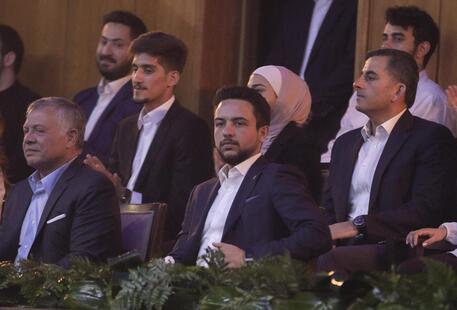 Al centro il principe ereditario giordano Hussein accanto al padre, Re Abdallah II (a sinistra) © ANSA