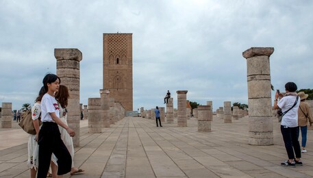 Turisti di fronte alla Torre Hassan a Rabat (ANSA)