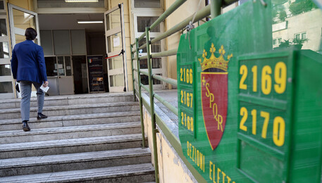 Il seggio allestito al liceo Mameli di Roma dove voterà Mario Draghi (ANSA)