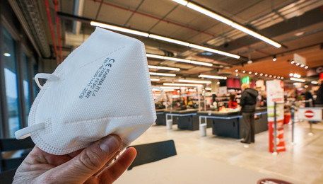 Vendita mascherine Ffp2 in un supermercato a Torino (ANSA)