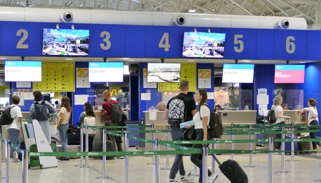 Aeroporto Cagliari, passeggeri (ANSA)
