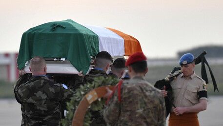 Cerimonia di rimpatrio della salma del casco blu irlandese Sean Rooney all'aeroporto di Beirut (ANSA)