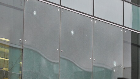 I fori di proiettile sulle vetrate dell'aeroporto di Canberra (ANSA)
