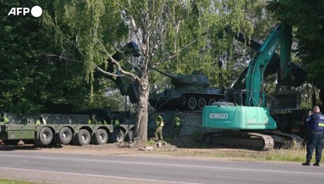 Estonia, il governo fa rimuovere tutti i monumenti di epoca sovietica (ANSA)
