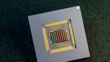 Il nuovo chip NeuRRAM (fonte: David Baillot/University of California San Diego) (ANSA)