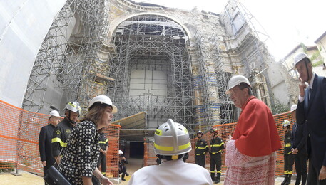 Papa Francesco nel Duomo non ricostruito a L'Aquila (ANSA)