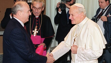 Con Giovanni Paolo II nel 1989 a Roma (ANSA)