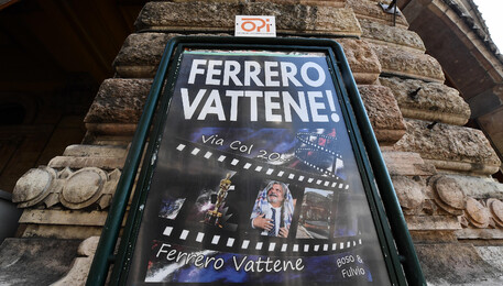 Calcio: 'Ferrero vattene', Genova tappezzata da pubblicit� (ANSA)