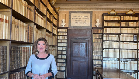 Contessa Olimpia Leopardi nella Biblioteca di Casa Leopardi a Recanati (ANSA)