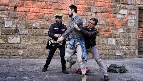 Blitz ambientalisti, imbrattano di vernice Palazzo Vecchio.  Il sindaco Nardella li blocca poi si mette a pulire (ANSA)