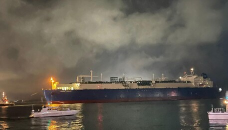 Gas: nave Golar Tundra entra in porto di Piombino (ANSA)
