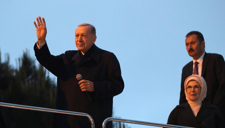 Erdogan saluta i suoi sostenitori dopo l'annuncio della sua vittoria alle elezioni di ieri (ANSA)