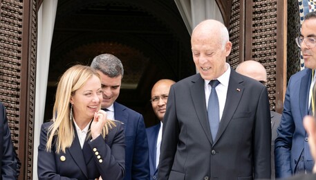 La premier Meloni incontra il presidente tunisino Saied al Palazzo presidenziale di Cartagine (ANSA)