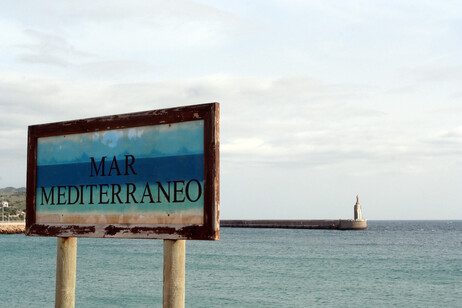 ll cartello del Mar Mediterraneo a Punta de Tarifa che fa da spartiacque con l'Oceano Atlantico