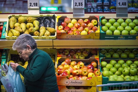 Frutta e verdura in vendita in un supermercato (archivio)