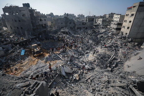 Distruzione al campo profughi di Jabalya dopo i raid israeliani del 31 ottobre