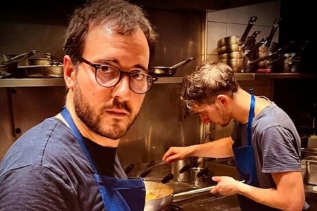 Lo chef Antonio Altamura nella cucina del ristorante Marzapane a Roma