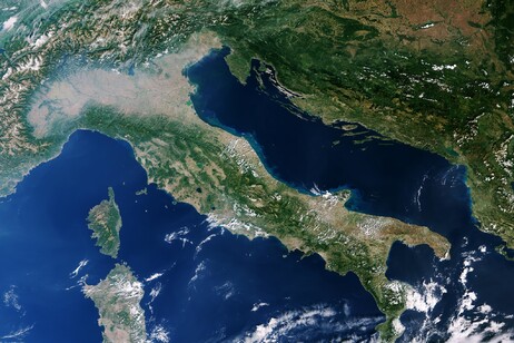 L'Italia vista dallo spazio (fonte: contains modified Copernicus Sentinel data (2016), processed by ESA, CC BY-SA 3.0 IGO)