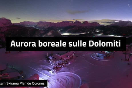 Aurora boreale sulle Dolomiti