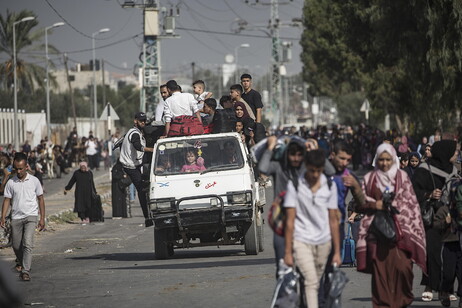 Palestinians evacuating to the southern Gaza Strip