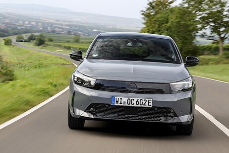 Elettrica, ibrida o a benzina, tris d'assi per Opel Corsa