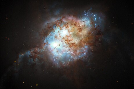 Rappresentazione artistica di due quasar all'interno di due galassie in collisione (fonte: NASA, ESA, Joseph Olmsted/STScI)
