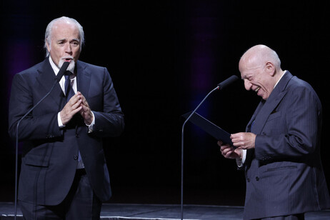 Fedele Confalonieri (D) premia Antonio Ricci durante la XIV edizione del premio Guido Carli