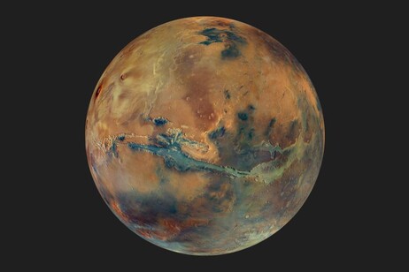 Un'immagine di Marte dai contrasti accentuati, basata sui dati della sonda Mars Express (fonte:  ESA/DLR/FU Berlin/G. Michael)