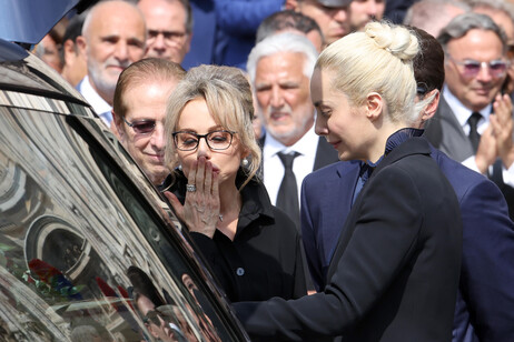 Da sinistra: Paolo e Marina Berlusconi e Marta Fascina, salutano il feretro di Silvio Berlusconi al termine del funerale di Stato a Milano