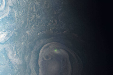 Un fulmine su Giove, fotografato dalla sonda Juno della Nasa (fonte: dati di NASA/JPL-Caltech/SwRI/MSSS, immagine processata da Kevin M. Gill © CC BY)